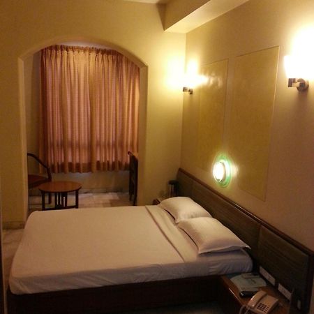Hotel Ashray International, Sion - Near Bkc ムンバイ エクステリア 写真