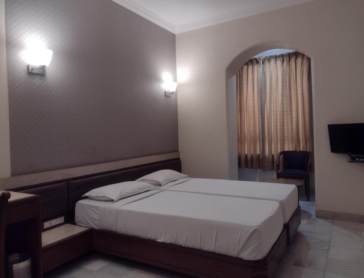 Hotel Ashray International, Sion - Near Bkc ムンバイ エクステリア 写真